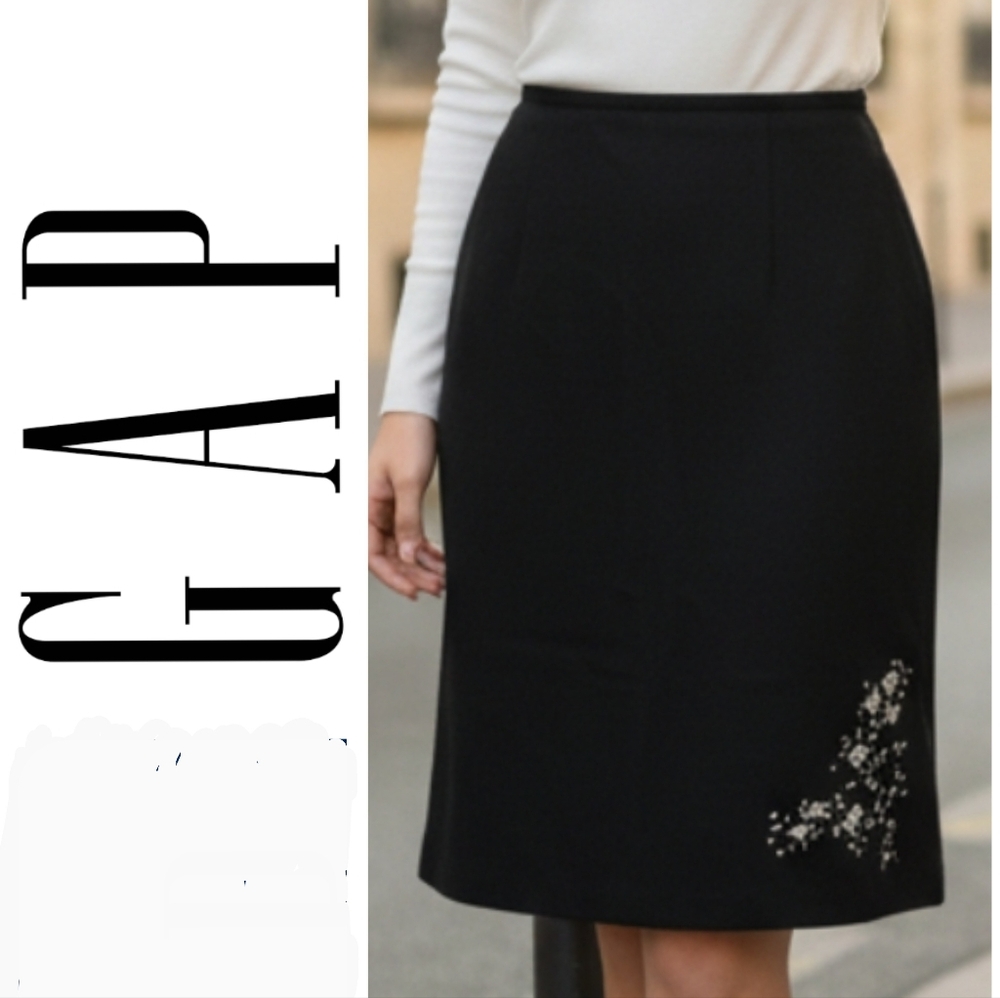 GAP skirt with floral stitched design